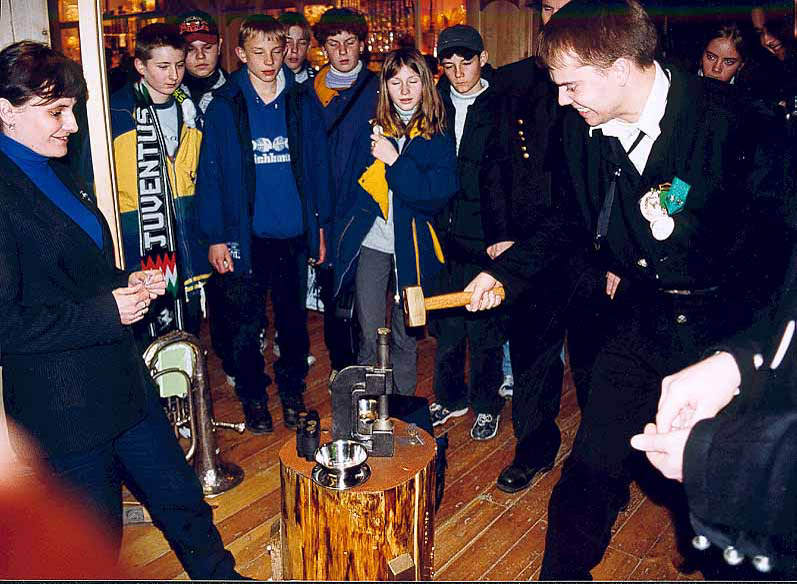 34 - Hallgrim viser muskler