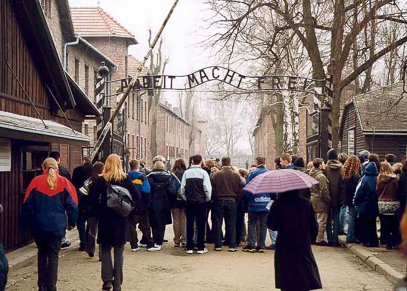 38 - Katja, Lise, Linda, Anders og EspenH paa besoek i Auschwitz