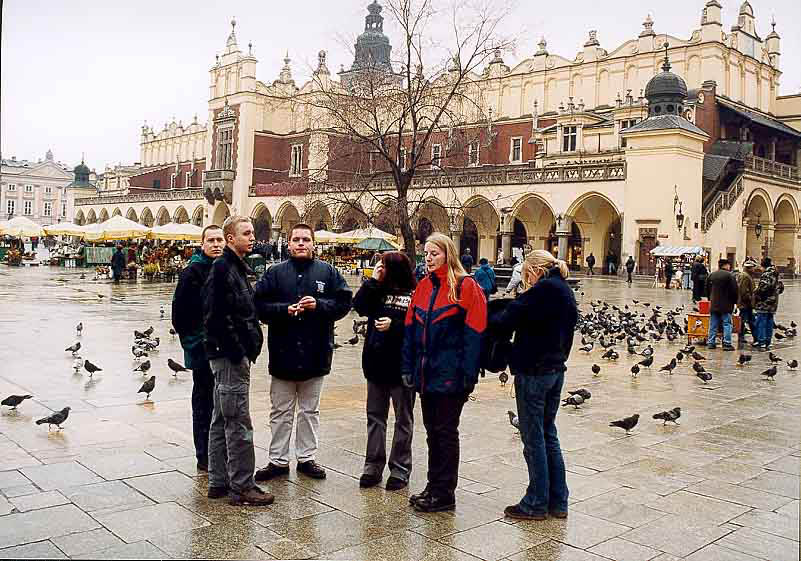 42 - Kornel, Anders, Qba, Linda, Katja og Lise. Krakow torg.