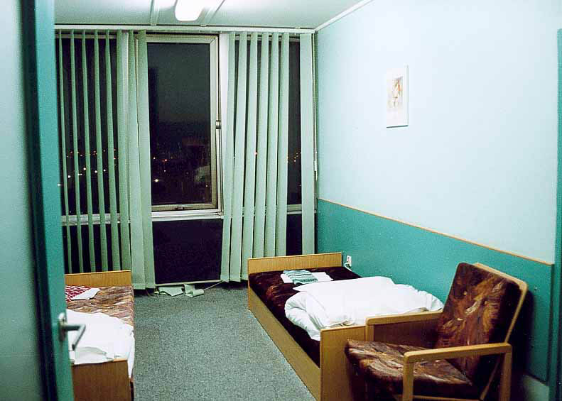 61 - Et av de fine rommene vi fikk paa hotellet i Warsawa. Komplett med smaakryp i dusjen og sykehusbelysning