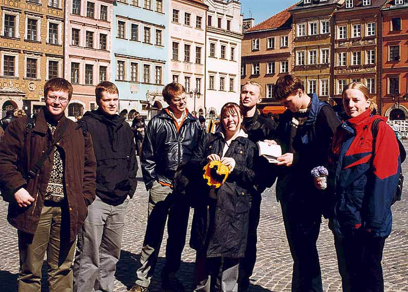 64 - EspenH, Tore, Halgrimm, Linda, Anders, EspenK og Katja i det eneste som gikk an aa se i Warsawa, Gamlebyen.
